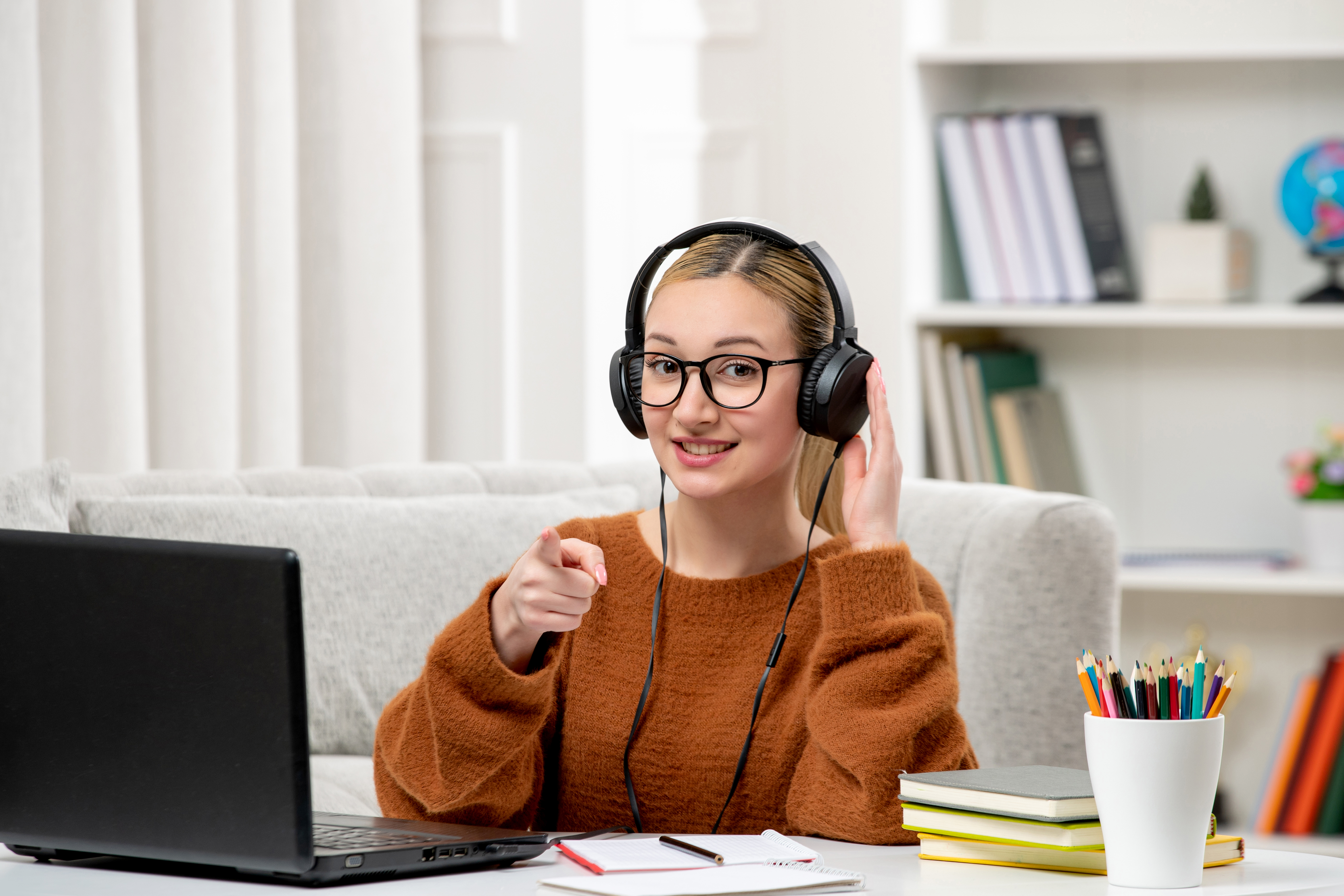Online Nachhilfe - Schülerin beim Lernen